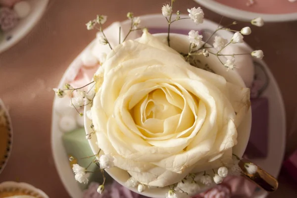 カップと花の飾られたテーブルの上のクッキーのクローズ アップ — ストック写真