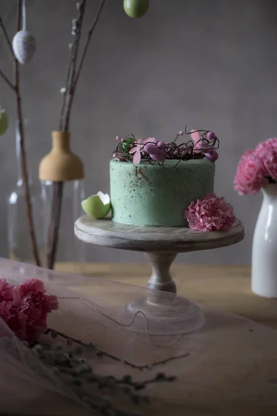 Ostertischdekoration Leckerer Hausgemachter Kuchen Mit Frühlingsblumen Und Bemalten Eiern Auf — Stockfoto