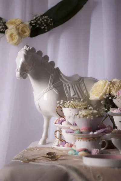 Fechar Estátua Cavalo Mesa Com Copos Doces Flores — Fotografia de Stock