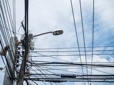 elektrik direği elektrik kabloları ve telleri