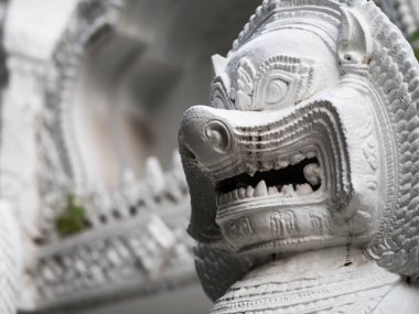 Bir aslan kapı koruyucu taş heykel