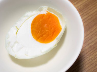 Çanak üzerinde tuzlu yumurta