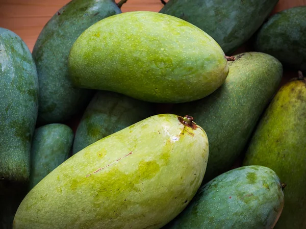 yeşil ve sarı Mangoes