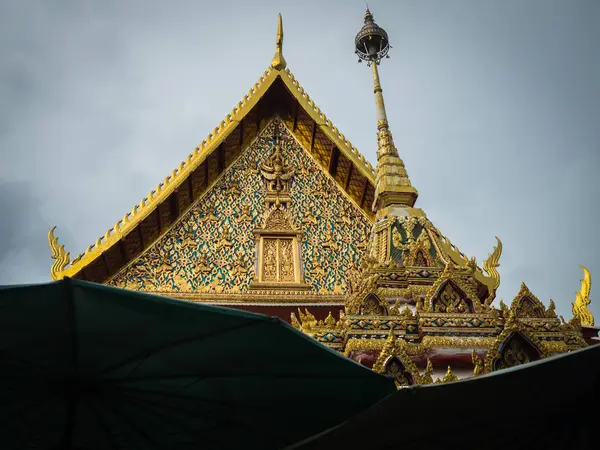 Fronte di un tempio tailandese — Foto Stock