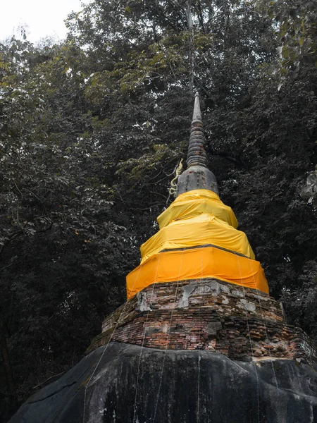 Vecchia pagoda thailandia antica sulla roccia — Foto Stock