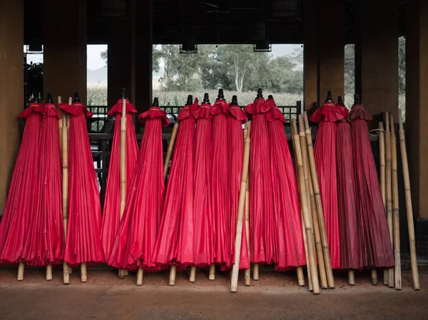 Tumpukan payung merah — Stok Foto