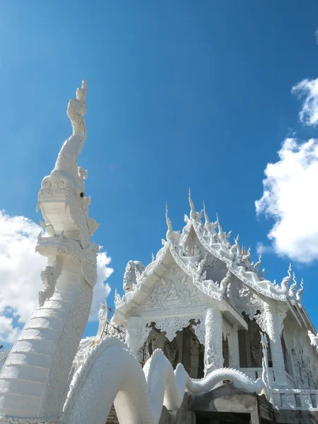 Thai White Dragon statua e chiesa — Foto Stock