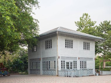 terk edilmiş eski ahşap ev