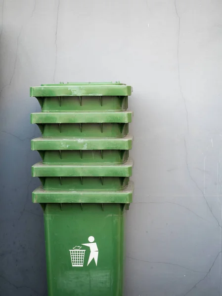 Stapel grüner Mülltonnen — Stockfoto