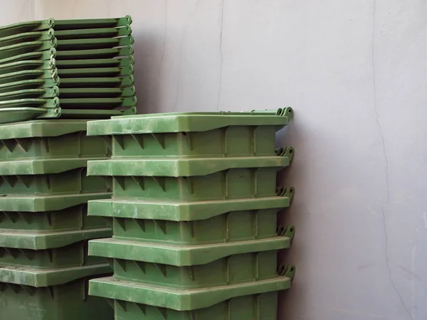 Pila di bidoni della spazzatura verde — Foto Stock