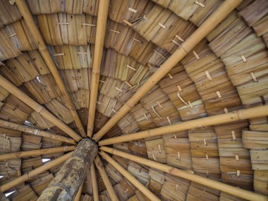 thatched çatı altında