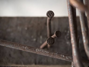 Çivilerden yapılmış çelik bükme ekipmanları