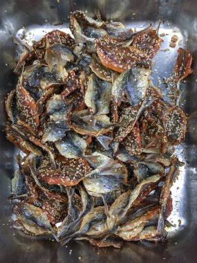 Kurutulmuş Uskumru balığı ve susam