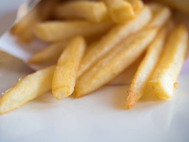  Beyaz kutu içinde patates kızartması