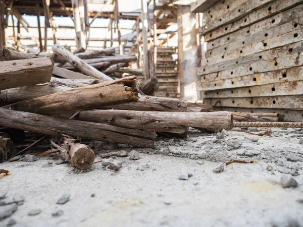 Holz auf Baustelle gestapelt — Stockfoto