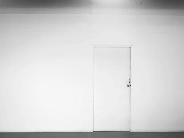 सफेद दरवाजे के साथ सफेद दीवार — स्टॉक फ़ोटो, इमेज