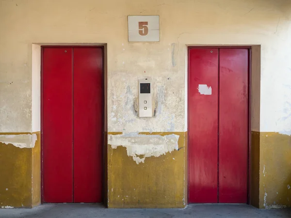 Pintu merah Elevator lama — Stok Foto