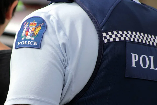 Bir Yeni Zelanda polis memuru üniforma ve rozet kapat
