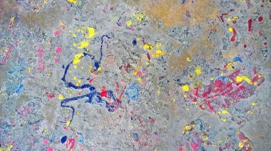 Beton üzerinde renkli damla