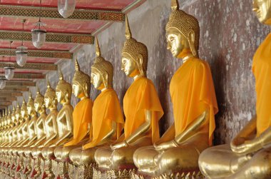 birçok altın Buddha