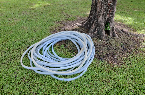 Tubo de borracha na grama — Fotografia de Stock