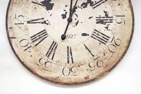 Крупные старые часы — стоковое фото