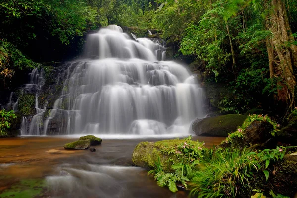 Man dang waterfall — Stock Photo, Image