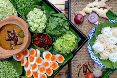 Tay erişte Curry ile yenir