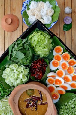 Tay erişte Curry ile yenir