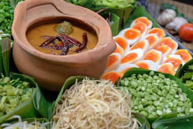 Tay erişte Curry ile yenir