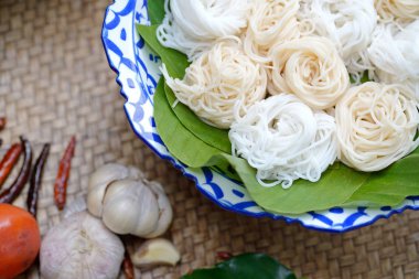 Tay erişte Curry ile yenir