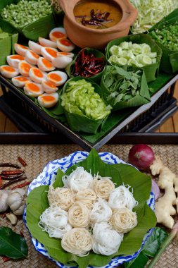 Tay erişte Curry ile yenir