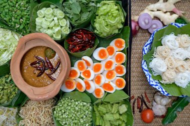 Tay erişte Curry ile yenir