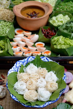 Tay erişte Curry ile yenir