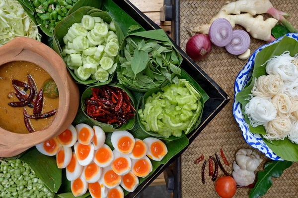 Tay erişte Curry ile yenir