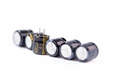 Beyaz blackground üzerinde kondansatör