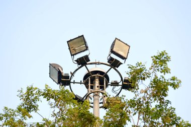 sokak lambası ve mavi gökyüzü