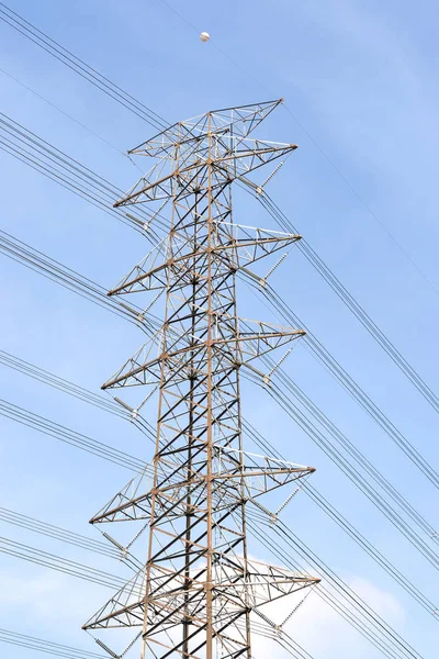 Pólo elétrico e céu azul — Fotografia de Stock