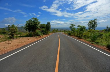 yol ve mavi gökyüzü