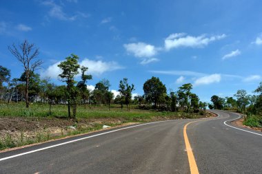 yol ve mavi gökyüzü