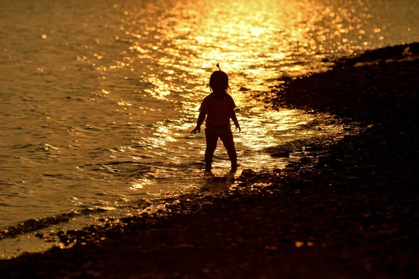 Silhouette fille jouer de l'eau — Photo