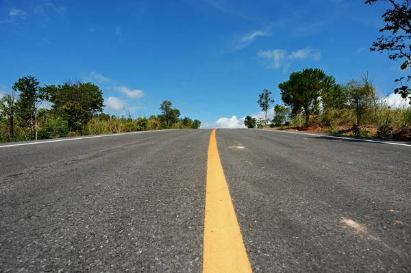 yol ve mavi gökyüzü