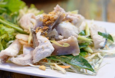 çanak üzerinde haşlanmış balık