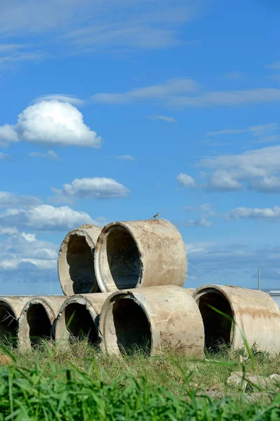 Цементні труби і блюзні — стокове фото
