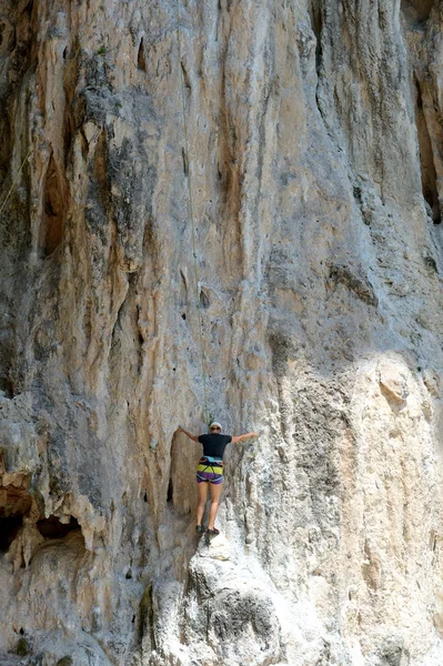 Climbing the mountain — Stock Photo, Image