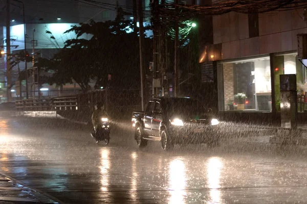 Carro na chuva — Fotografia de Stock