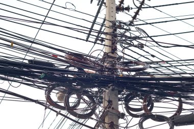 elektrik direği ve çizgi