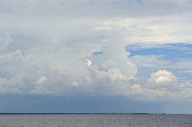 Bulut ve mavi gökyüzü