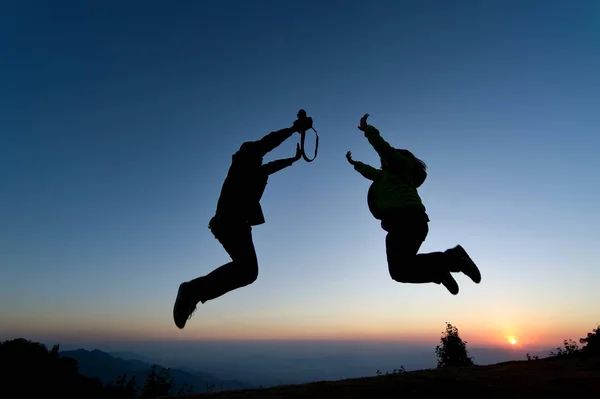 Siluate homme sur la montagne — Photo