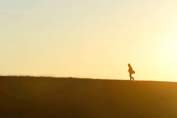 Siluate man on mountain — Stock Photo, Image